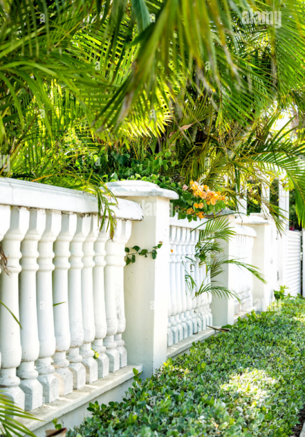 Pagar dengan jajaran pilar marmer